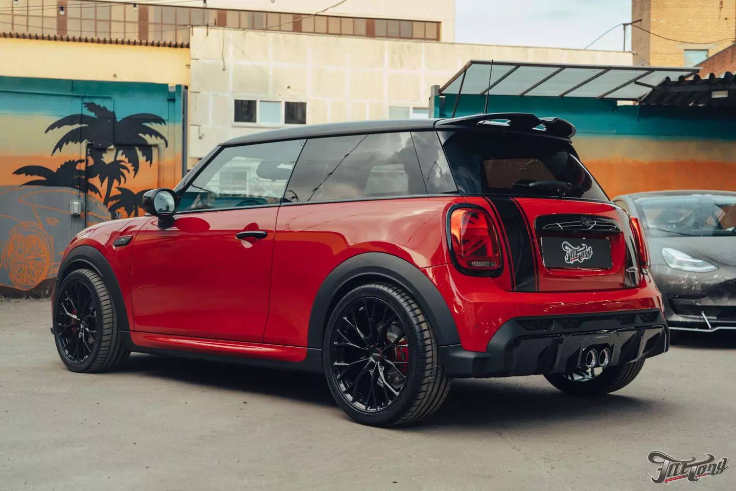 Оклейка Mini John Cooper Works глянцевым полиуретаном, наклейки на кузов, комплексная шумоизоляция, установка новых дисков, керамика дисков и суппортов